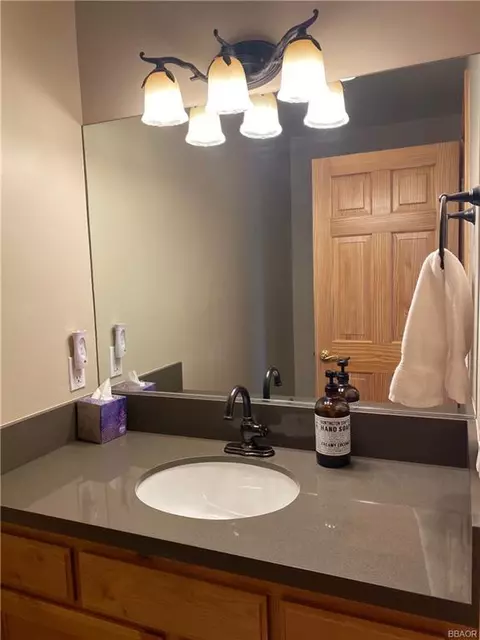 Bath - 1498 Klamath Rd, Big Bear City, CA 92314 photo 1 of 5