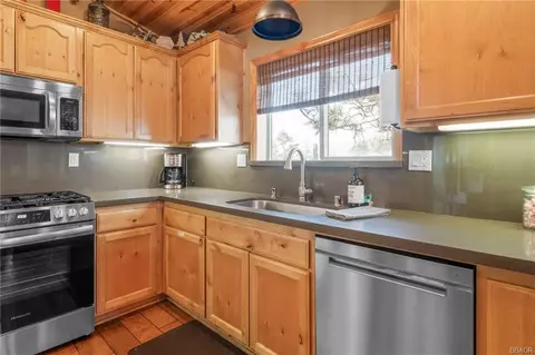 Kitchen - 1498 Klamath Rd, Big Bear City, CA 92314 photo 4 of 4