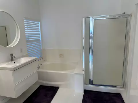 Bath - 43325 Hemings St, Indio, CA 92201 photo 2 of 4
