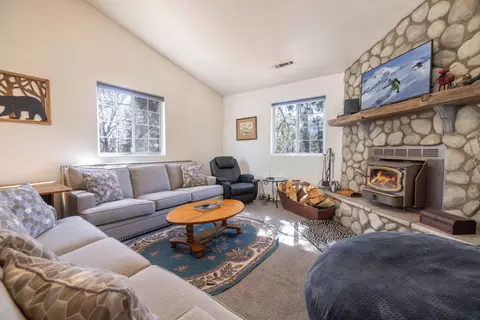 466 Spruce Ln, Sugarloaf, CA 92386