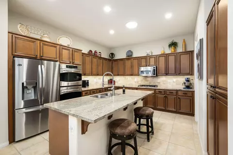 Kitchen - 81940 Eagle Claw Dr, La Quinta, CA 92253 photo 4 of 8
