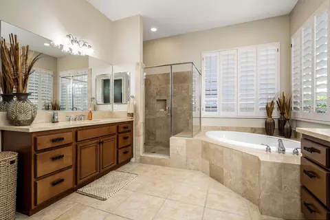 Bath - 81940 Eagle Claw Dr, La Quinta, CA 92253 photo 2 of 5