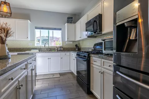 Kitchen - 37 Laurel Ct, Calimesa, CA 92320 photo 2 of 2