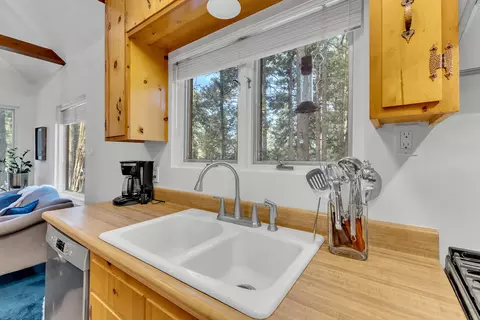 Kitchen - 52831 Laurel Trl, Idyllwild, CA 92549 photo 3 of 5