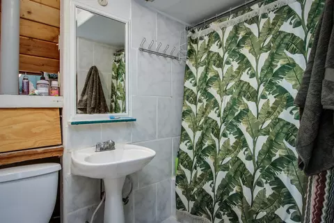 Bath - 66673 Daisy Ln, Joshua Tree, CA 92252 photo 1 of 1