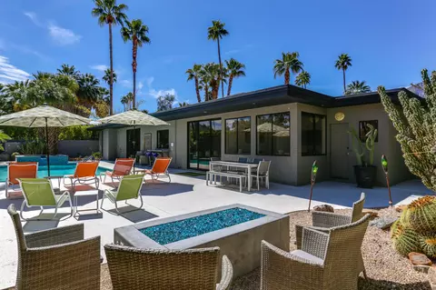 1994 Yucca Pl, Palm Springs, CA 92264