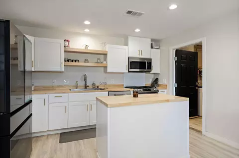 Kitchen - 43128 Kenya Dr, Indio, CA 92201 photo 2 of 4