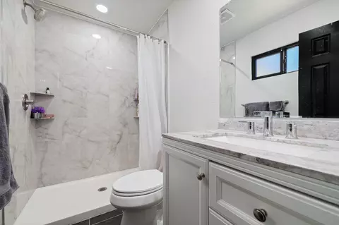 Bath - 43128 Kenya Dr, Indio, CA 92201 photo 2 of 2