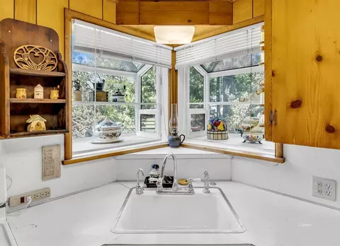 Kitchen - 54985 S Circle Dr, Idyllwild, CA 92549 photo 2 of 4