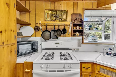 Kitchen - 54985 S Circle Dr, Idyllwild, CA 92549 photo 3 of 4