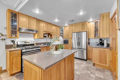 Kitchen - 53845 Pine Crest Ave, Idyllwild, CA 92549 photo 1 of 9