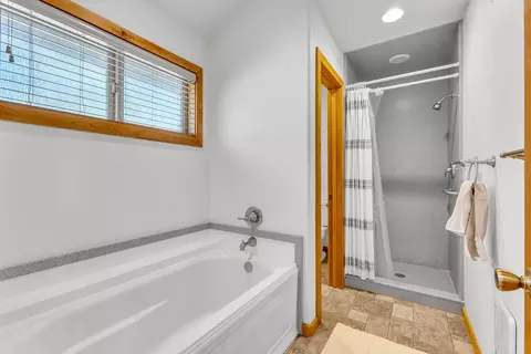 Bath - 53845 Pine Crest Ave, Idyllwild, CA 92549 photo 5 of 6