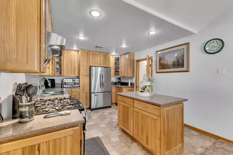 Kitchen - 53845 Pine Crest Ave, Idyllwild, CA 92549 photo 3 of 9