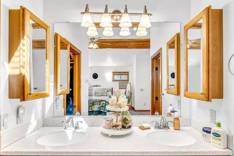 Bath - 53845 Pine Crest Ave, Idyllwild, CA 92549 photo 4 of 6