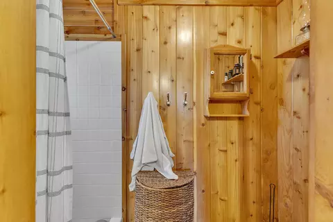 Bath - 53845 Pine Crest Ave, Idyllwild, CA 92549 photo 2 of 6
