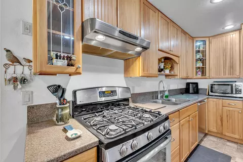 Kitchen - 53845 Pine Crest Ave, Idyllwild, CA 92549 photo 4 of 9