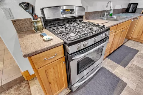 Kitchen - 53845 Pine Crest Ave, Idyllwild, CA 92549 photo 5 of 9