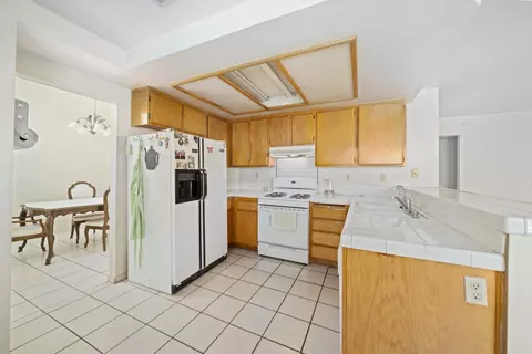 Kitchen - 2535 Overland Ave, Lancaster, CA 93536 photo 3 of 4