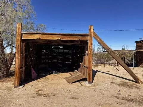 Exterior - 1331 Leeds Rd, Joshua Tree, CA 92252 photo 5 of 7