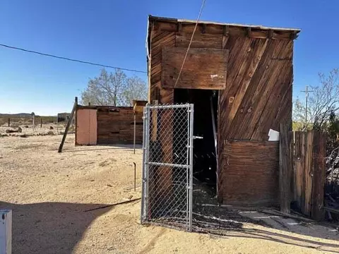 Exterior - 1331 Leeds Rd, Joshua Tree, CA 92252 photo 6 of 7