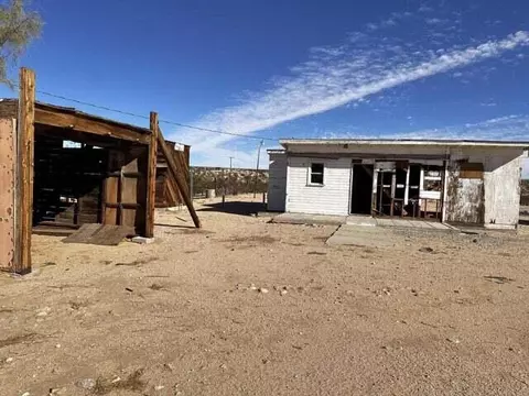 Exterior - 1331 Leeds Rd, Joshua Tree, CA 92252 photo 4 of 7