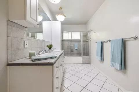 Bath - 5284 Bardwell Ave, Riverside, CA 92506 photo 4 of 5