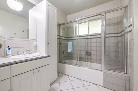 Bath - 5284 Bardwell Ave, Riverside, CA 92506 photo 5 of 5