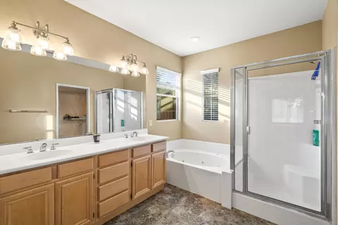 Bath - 82491 Grant Dr, Indio, CA 92201 photo 2 of 3