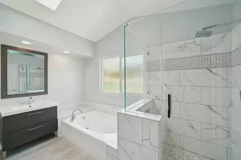 Bath - 29358 Silverfern Pl, Highland, CA 92346 photo 3 of 10