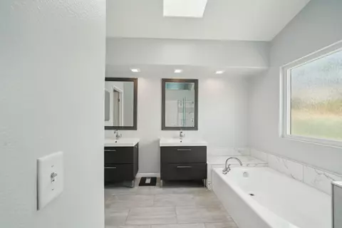 Bath - 29358 Silverfern Pl, Highland, CA 92346 photo 7 of 10