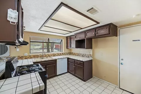 Kitchen - 32649 Zircon Rd, Lucerne Valley, CA 92356 photo 3 of 4