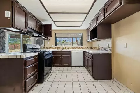 Kitchen - 32649 Zircon Rd, Lucerne Valley, CA 92356 photo 1 of 4