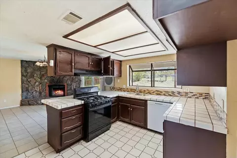 Kitchen - 32649 Zircon Rd, Lucerne Valley, CA 92356 photo 2 of 4