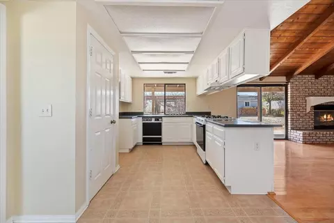 Kitchen - 18447 Temecula Ave, Hesperia, CA 92345 photo 1 of 4
