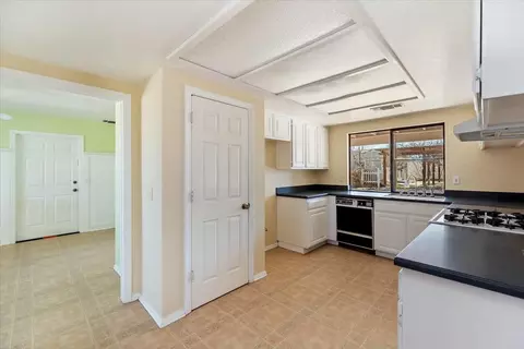 Entry Way - 18447 Temecula Ave, Hesperia, CA 92345 photo 3 of 3