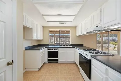 Kitchen - 18447 Temecula Ave, Hesperia, CA 92345 photo 2 of 4