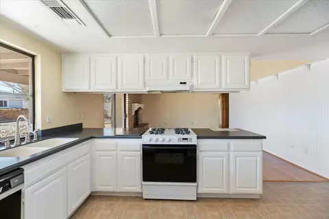 Kitchen - 18447 Temecula Ave, Hesperia, CA 92345 photo 3 of 4