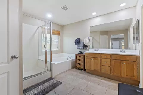 Bath - 41154 Stimson Ct, Indio, CA 92203 photo 2 of 3