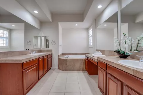 Bath - 48202 Chesapeake Pl, Indio, CA 92201 photo 4 of 8