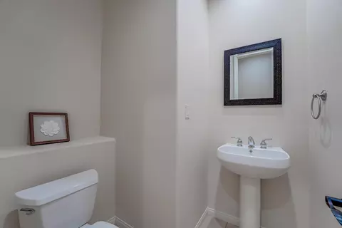 Bath - 48202 Chesapeake Pl, Indio, CA 92201 photo 2 of 8