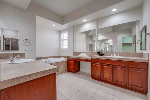 Bath - 48202 Chesapeake Pl, Indio, CA 92201 photo 3 of 8