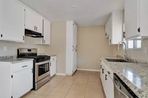 Kitchen - 56050 Taos Trl, Yucca Valley, CA 92284 photo 1 of 1