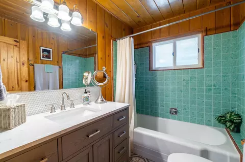 Bath - 25445 Palomar Rd, Idyllwild, CA 92549 photo 1 of 2