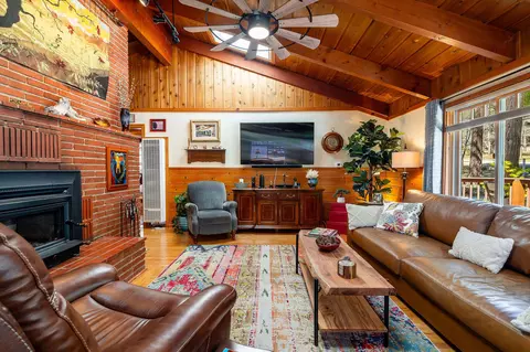Living - 25445 Palomar Rd, Idyllwild, CA 92549 photo 2 of 5