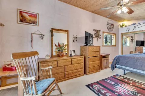 Bedroom - 54703 Pine Crest Ave, Idyllwild, CA 92549 photo 1 of 7