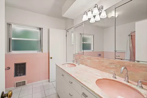 Bath - 108 W Kenneth Rd, Glendale, CA 91202 photo 4 of 7