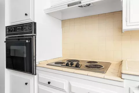 Kitchen - 528 Cedar Ave, Long Beach, CA 90802 photo 3 of 4
