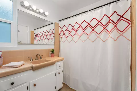 Bath - 528 Cedar Ave, Long Beach, CA 90802 photo 1 of 2
