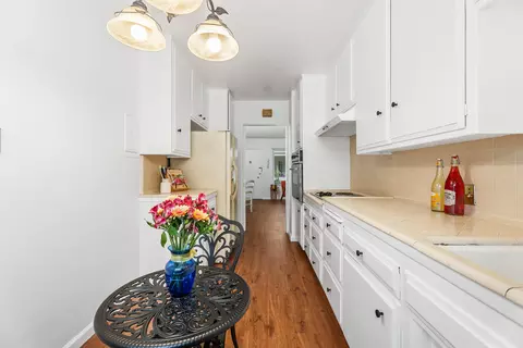 Kitchen - 528 Cedar Ave, Long Beach, CA 90802 photo 4 of 4