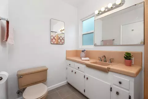 Bath - 528 Cedar Ave, Long Beach, CA 90802 photo 2 of 2